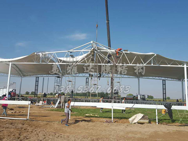 內蒙古庫布齊七星湖跑馬場膜結構施工現場2