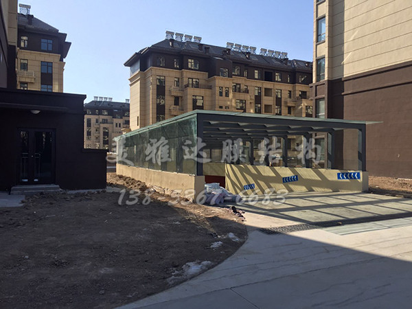 無(wú)棣華凱玫瑰苑車庫(kù)出入口